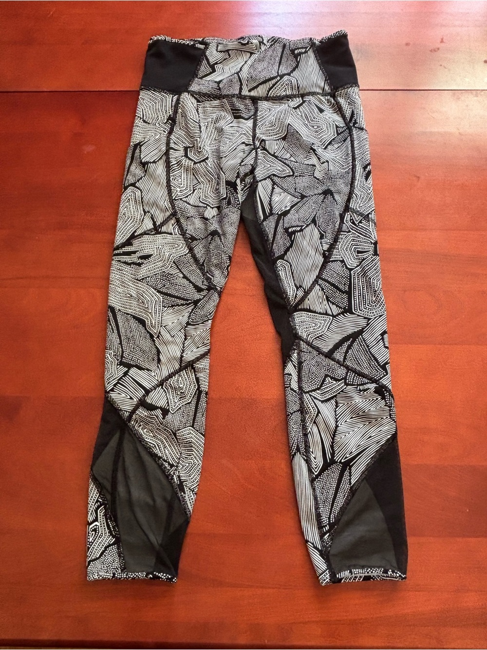 Lululemon Black & White Patterned Women’s Performance Pants Size 6